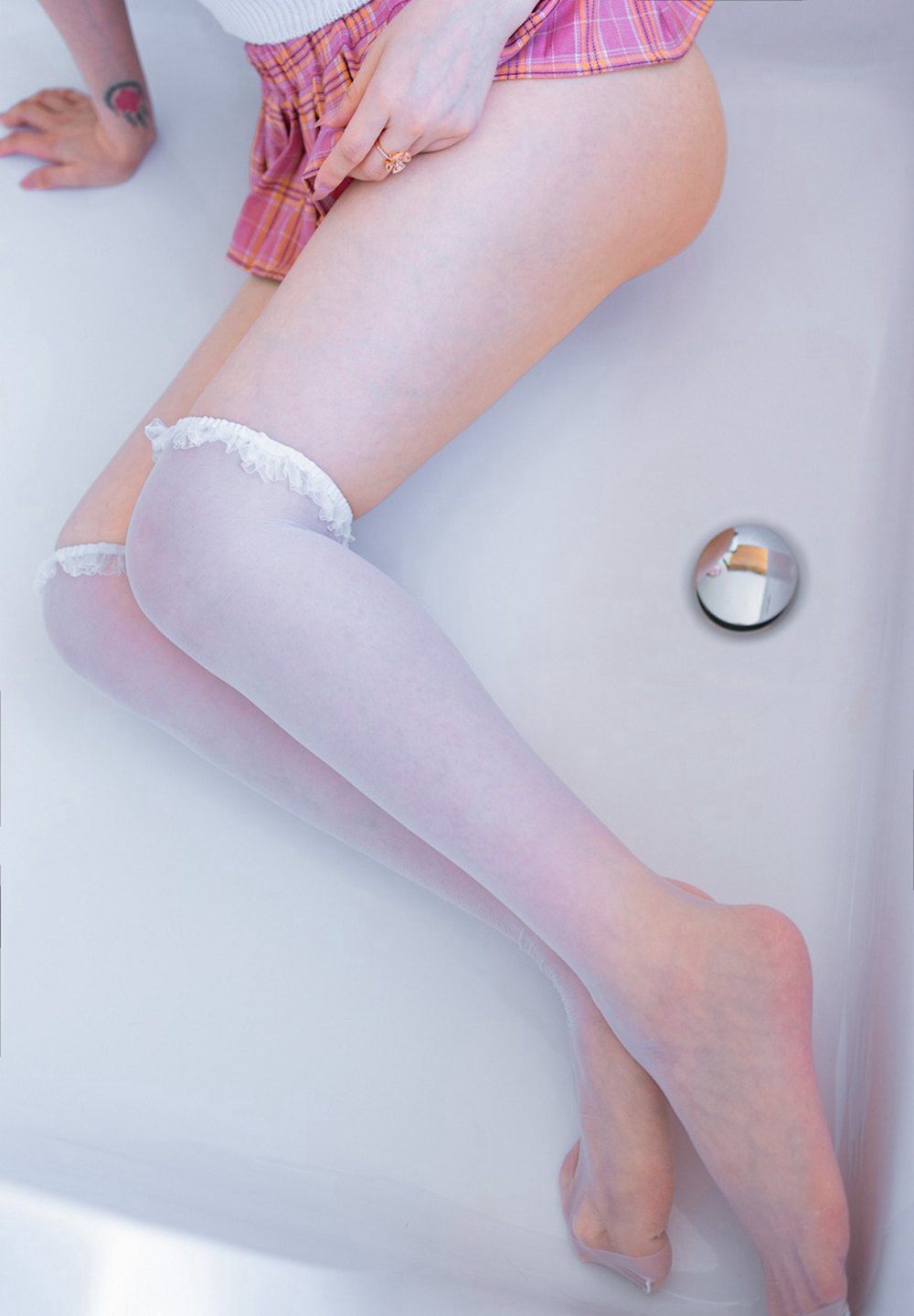 湿身美少妇浴缸白丝嫩白美腿美少妇玉兔miki高清图