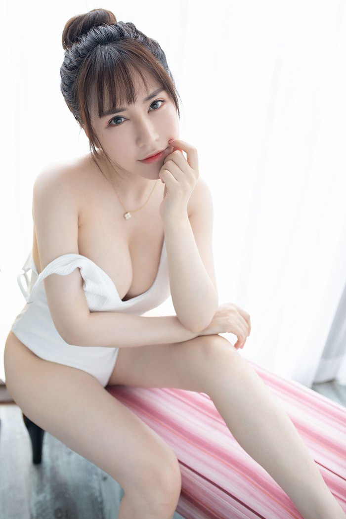 绝色美女夏希子白嫩巨乳暗送秋波