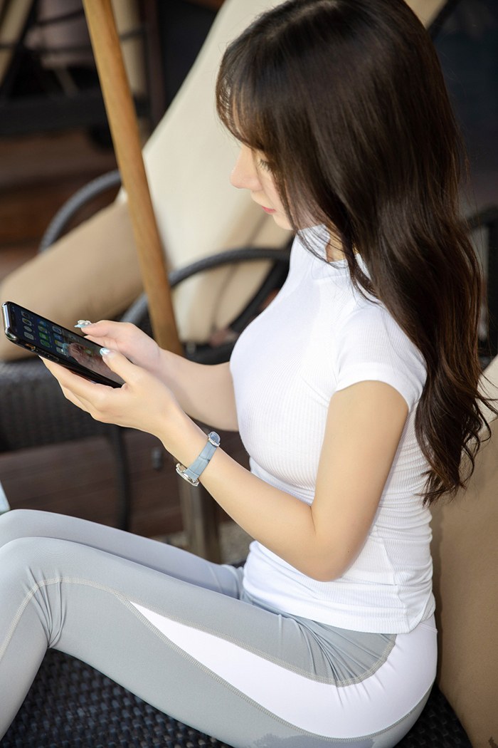 健身女孩周于希紧身运动服隐约露乳