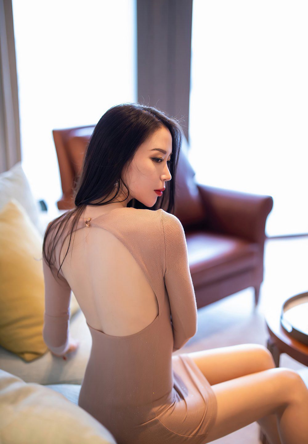 梦心月S身材紧身裙极品诱惑高翘臀姿势肉丝袜高跟无内高清图片