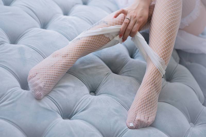 唯美人妻王雨纯手托巨乳咬唇魅惑