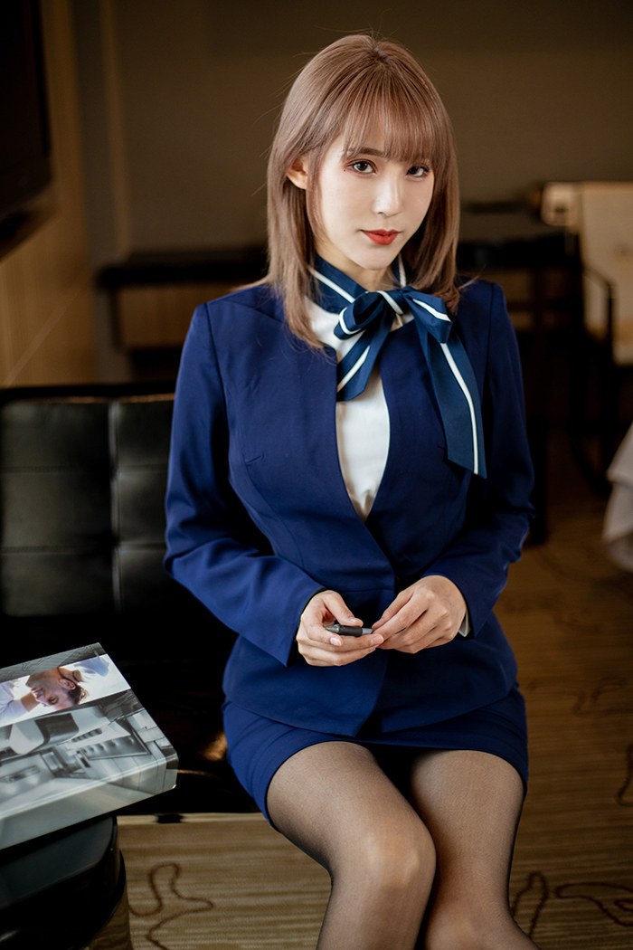 服务小姐周慕汐黑丝高跟美腿秀身材