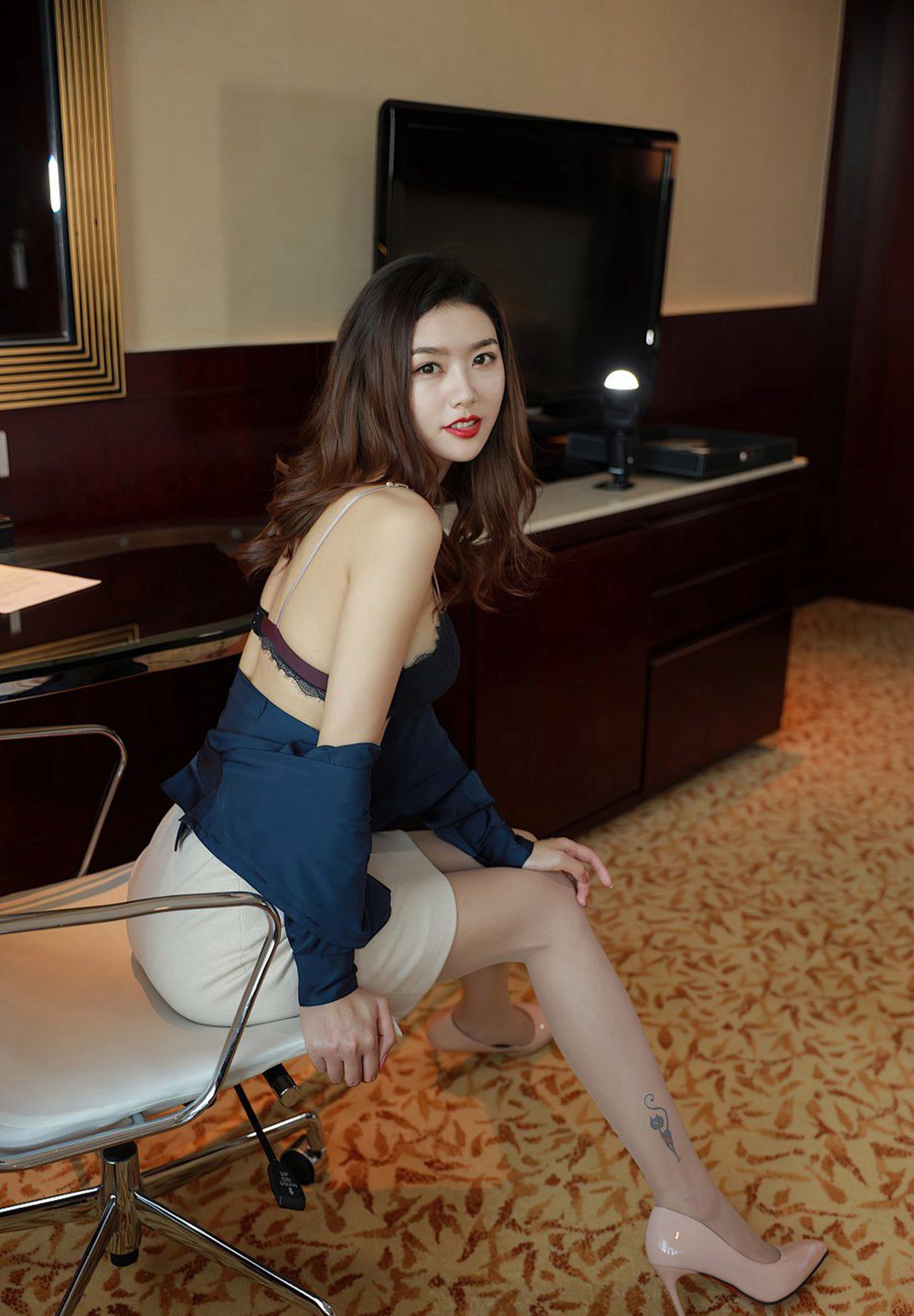 方子萱肉丝高跟高颜值紧身裙诱惑高级酒店内衣诱惑美腿写真