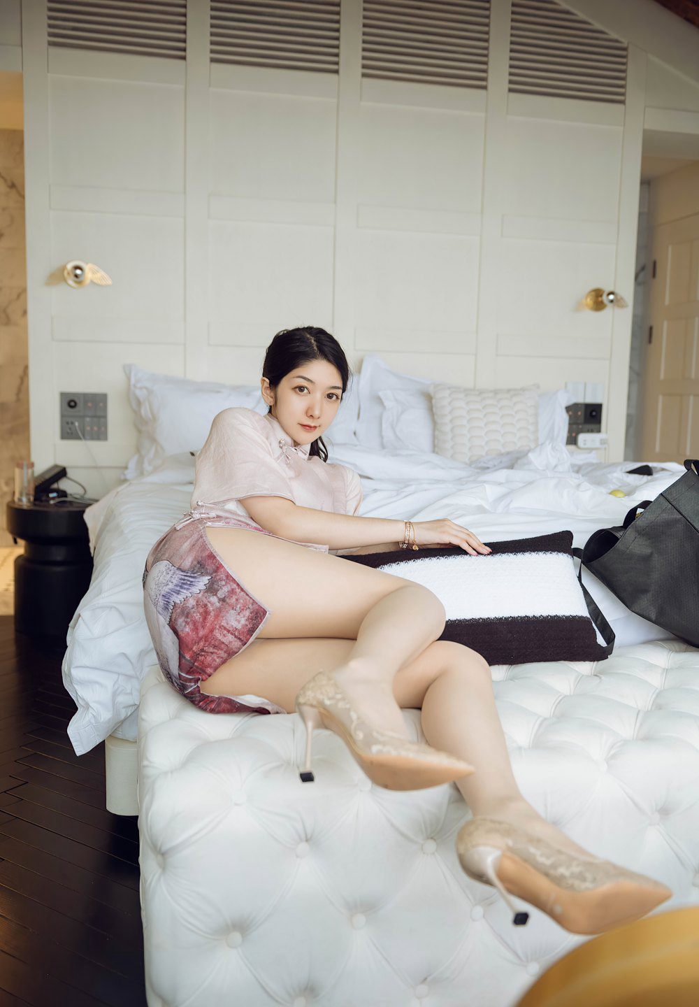 Angela小热巴性感肉丝旗袍丰满美腿高跟床上性感姿势