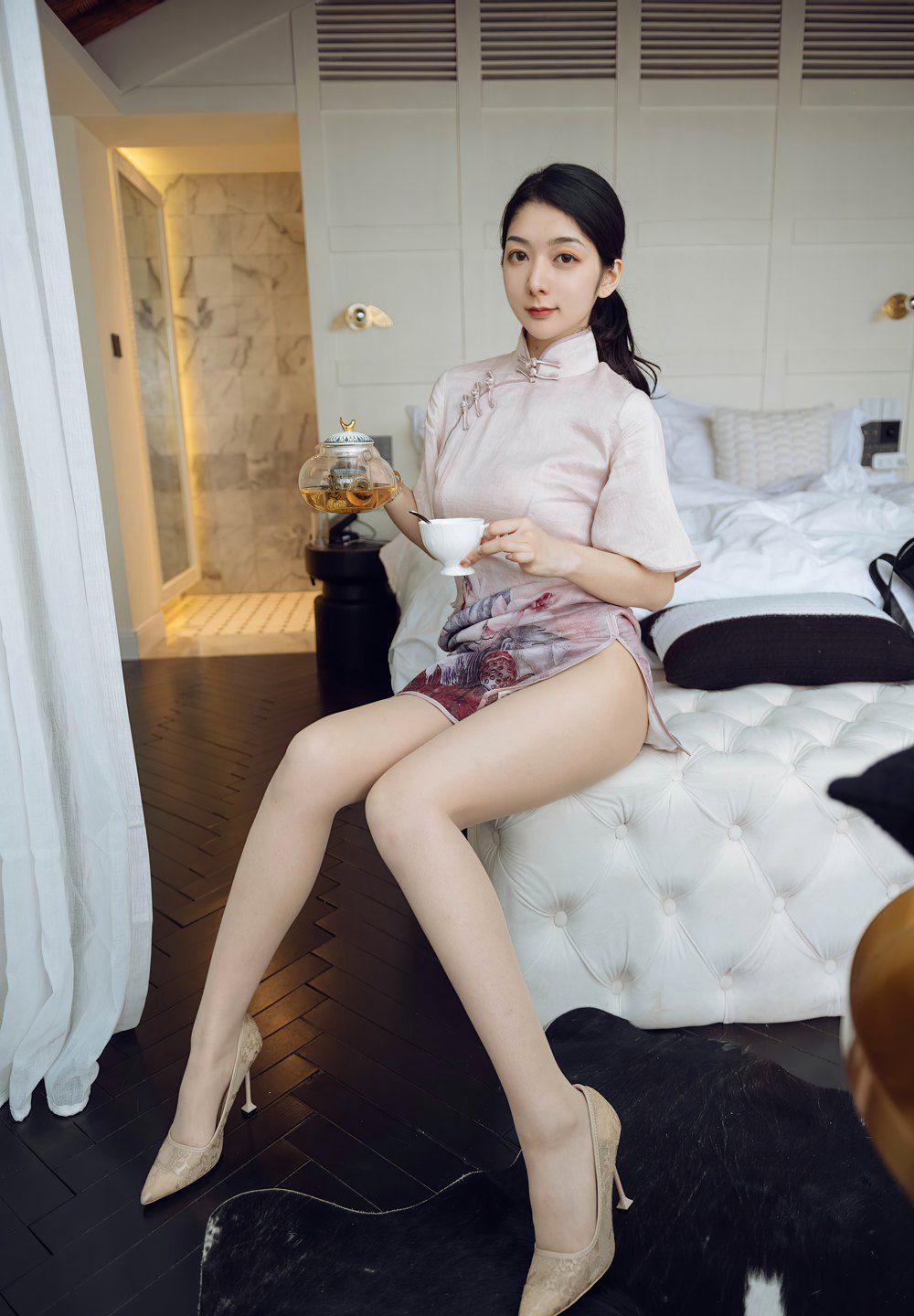 Angela小热巴性感肉丝旗袍丰满美腿高跟床上性感姿势