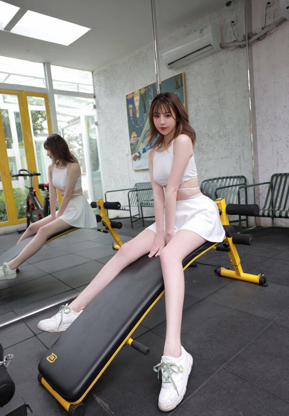 喜欢健身的美腿美女yoo优优健身房诱惑姿势大胸写真