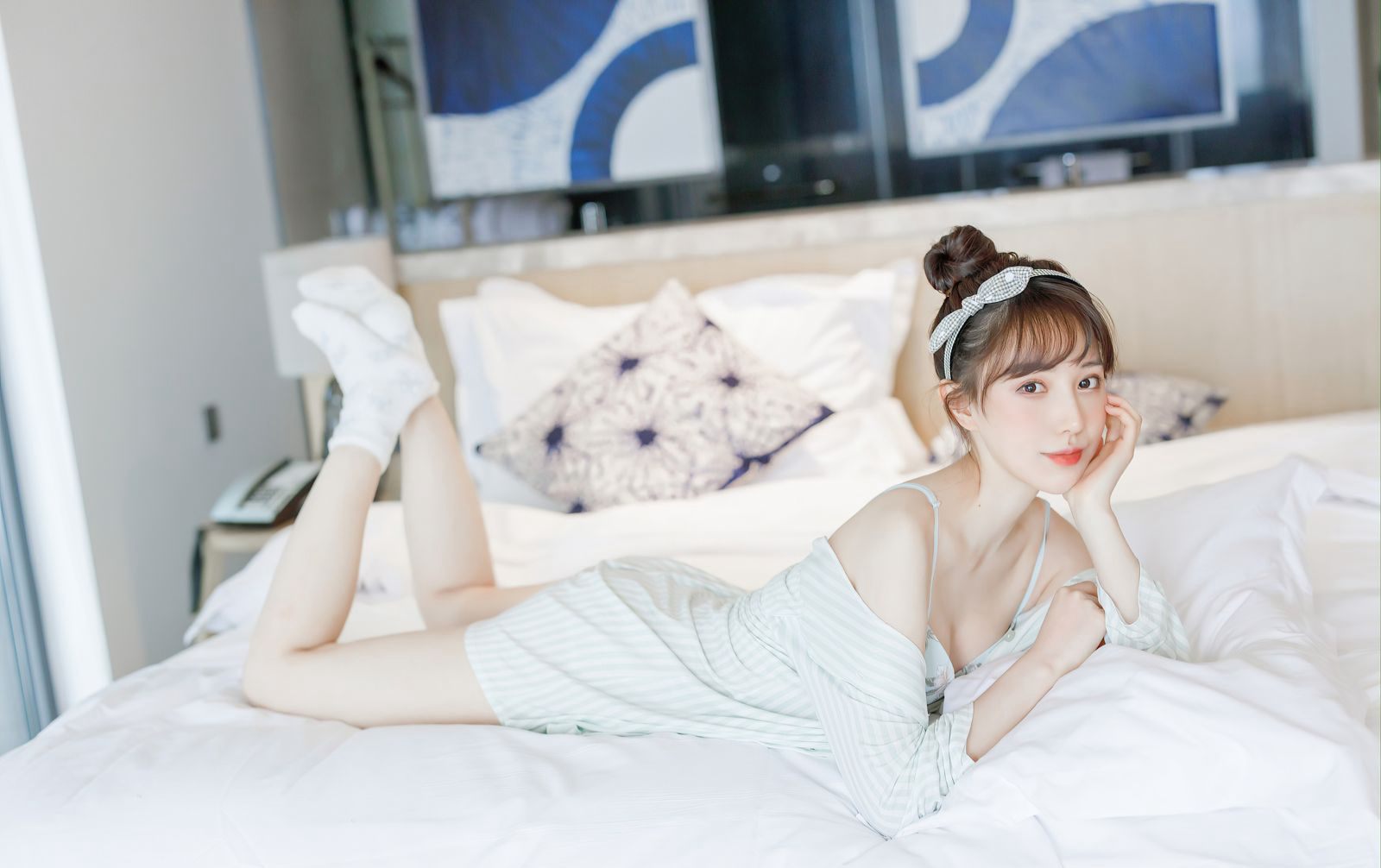 爱蜜社嫩模Lynn刘奕宁极品嫩白身材性感白袜私房床上写真