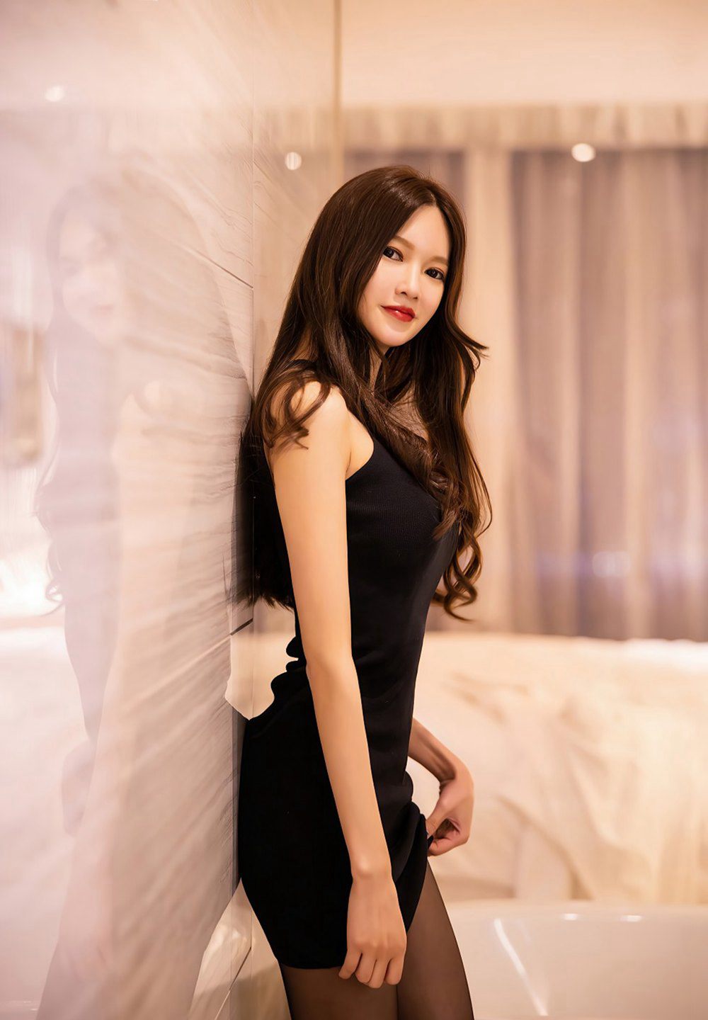 气质美女程程程高挑身材性感黑丝无内长腿高跟夜晚写真