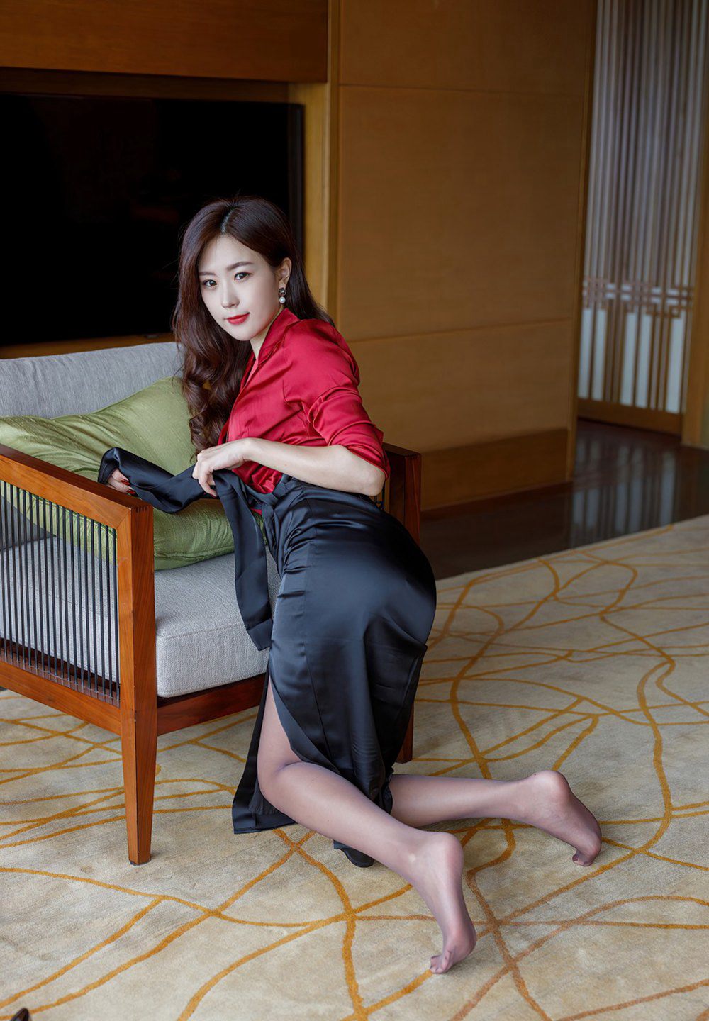 美少妇大圆臀制服超薄灰丝高跟蕾丝性感内衣风骚姿势