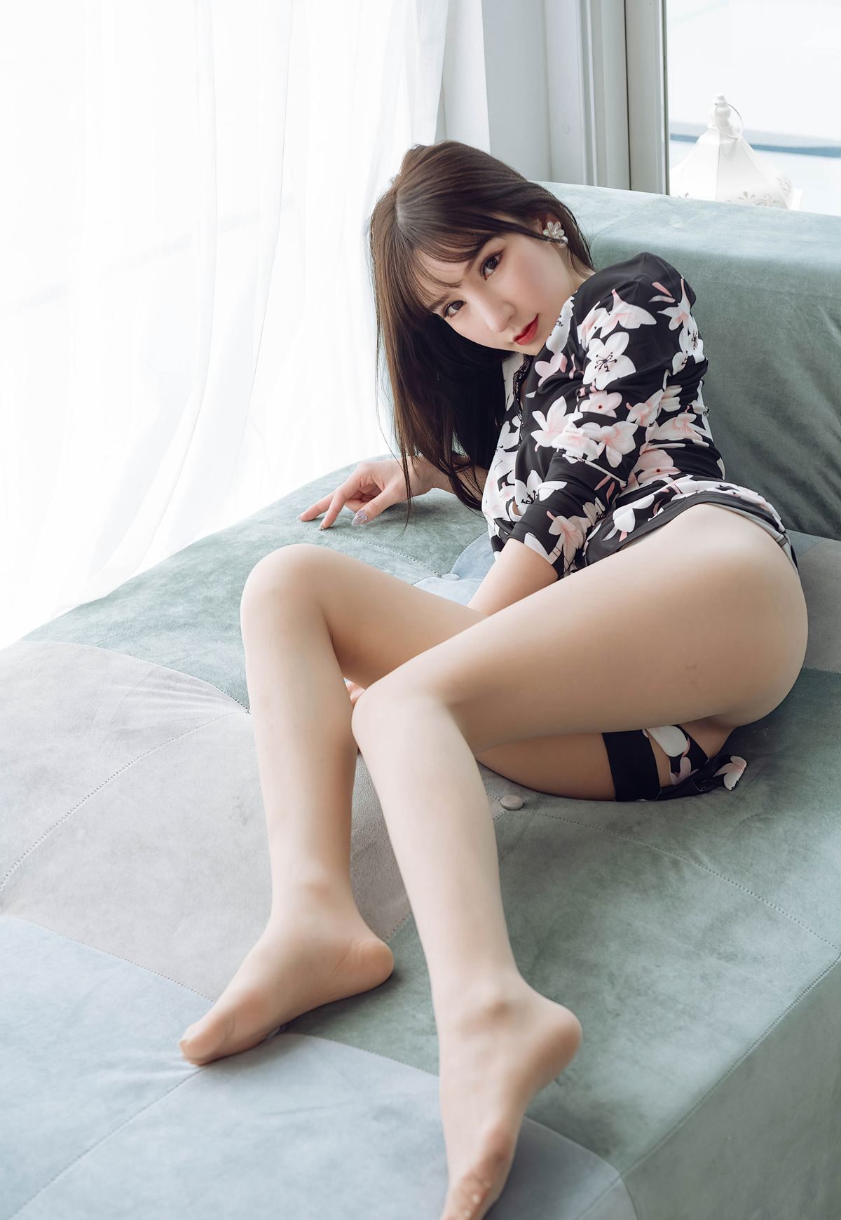 周于希Sandy肉丝2020高清图集性感美腿抚胸写真