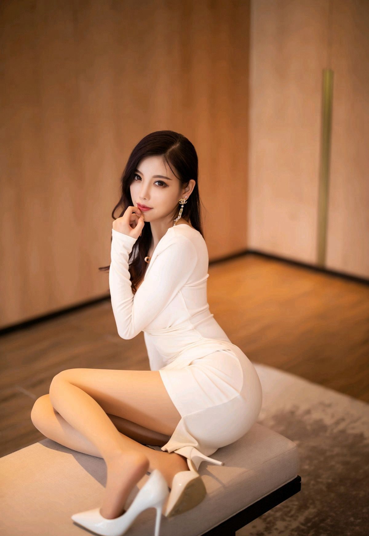 杨晨晨2020高清图集性感紧身裙肉丝袜翘臀美腿高跟套图