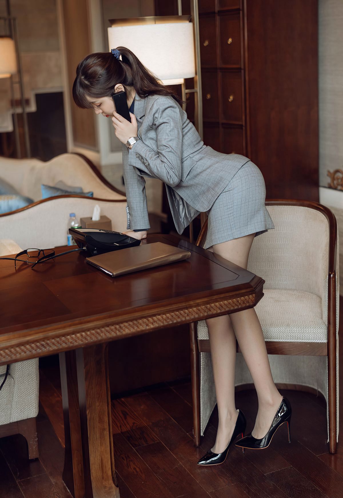 王雨纯2020灰丝袜制服性感秘书办公室写真