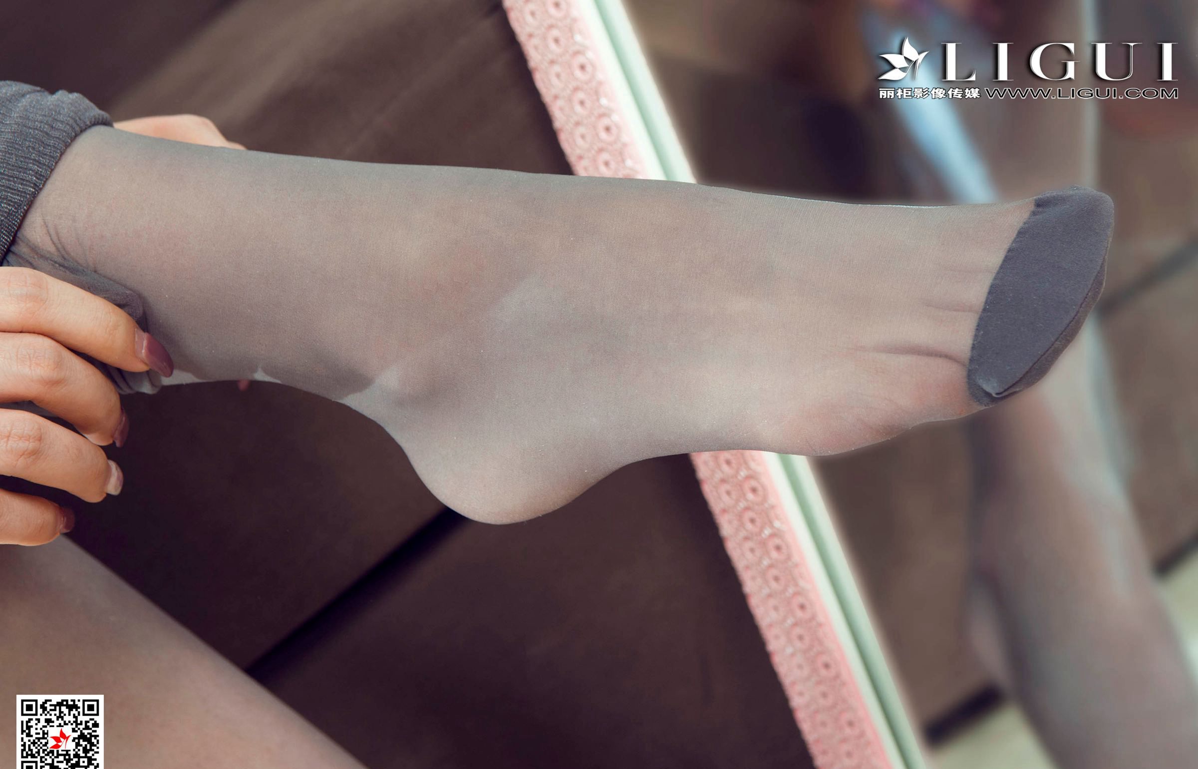 子晴空姐制服性感超薄灰丝高跟凉鞋脱丝袜嫩白玉足