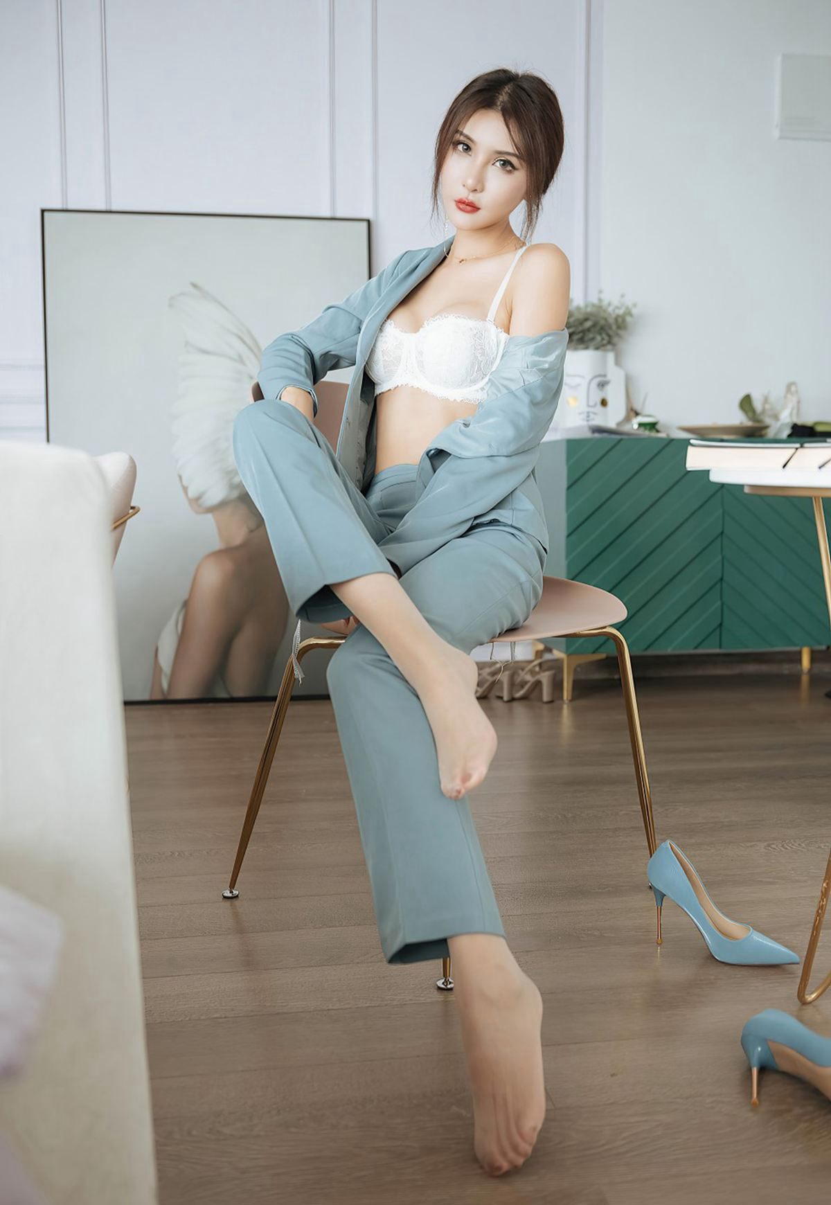 Emily顾奈奈制服诱惑超性感肉丝袜玉足性感大美臀