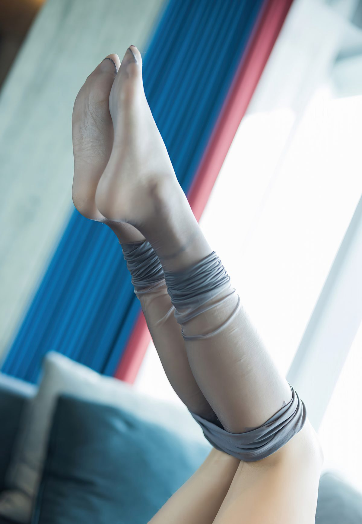 爱蜜社2020丰满嫩模Lavinia肉肉灰色丝袜高跟美腿玉足