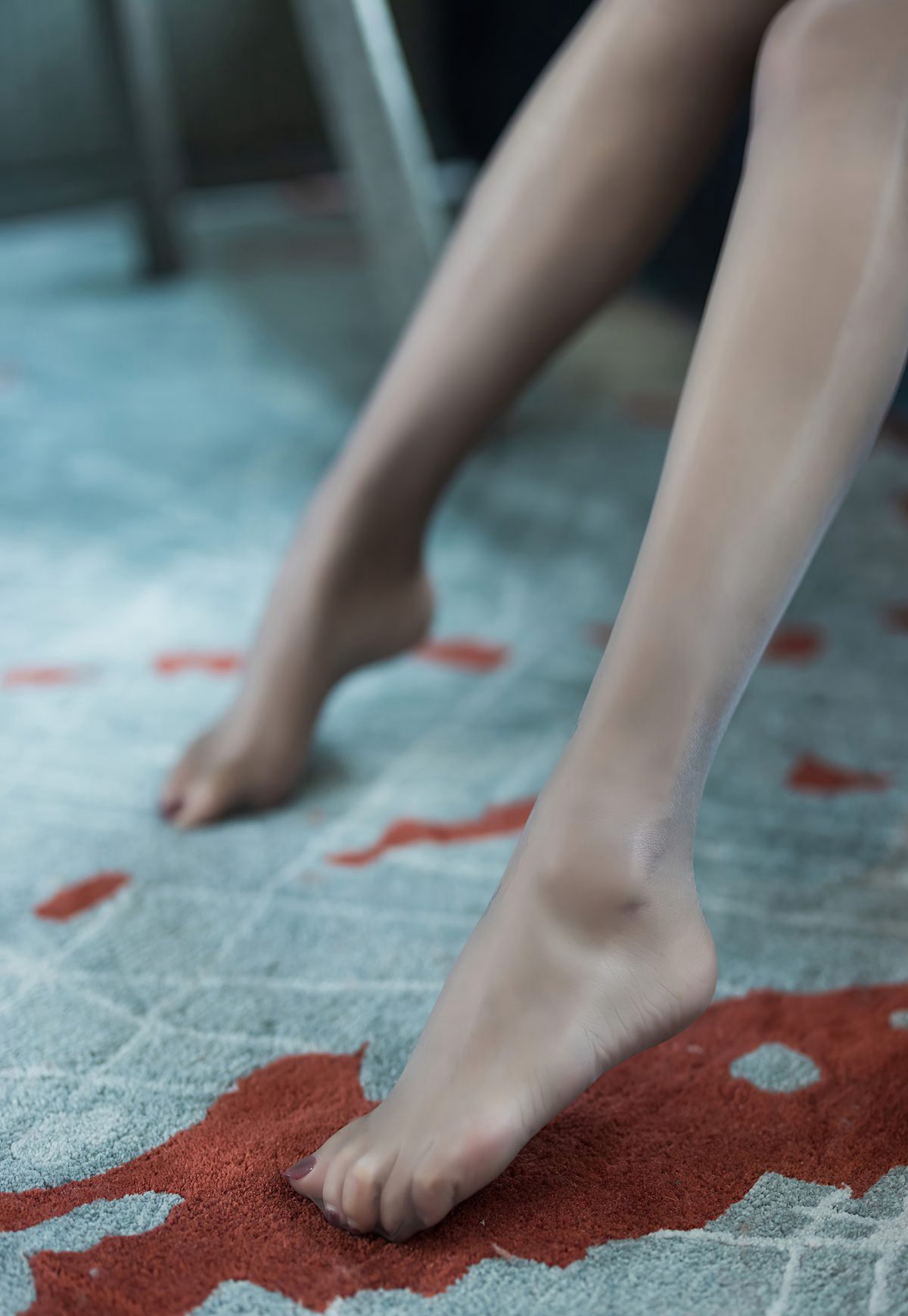 爱蜜社2020丰满嫩模Lavinia肉肉灰色丝袜高跟美腿玉足