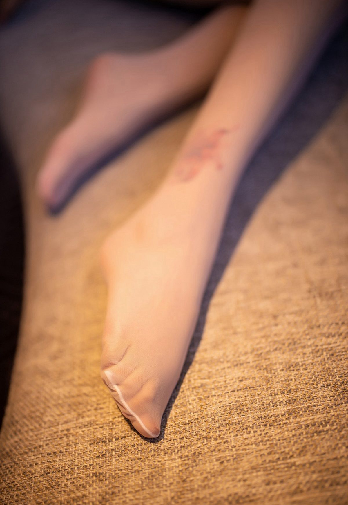 冯木木白丝美腿丁字裤高翘臀姿势诱惑嫩白身材