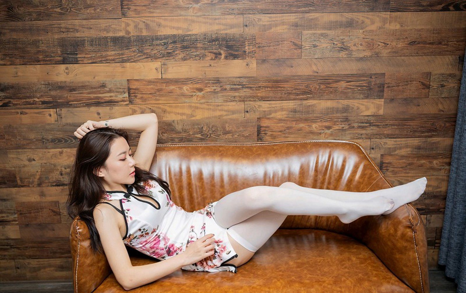 鱼子酱性感美少妇诱惑白丝旗袍床上风骚姿势