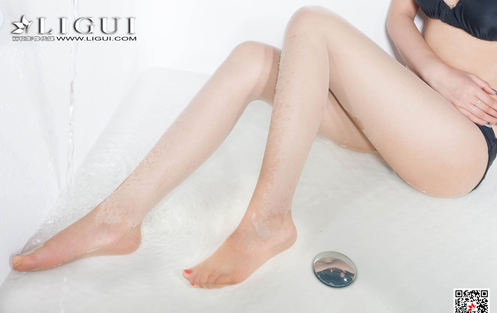 正在泡泡浴的性感少妇肉丝袜湿身风骚美腿写真