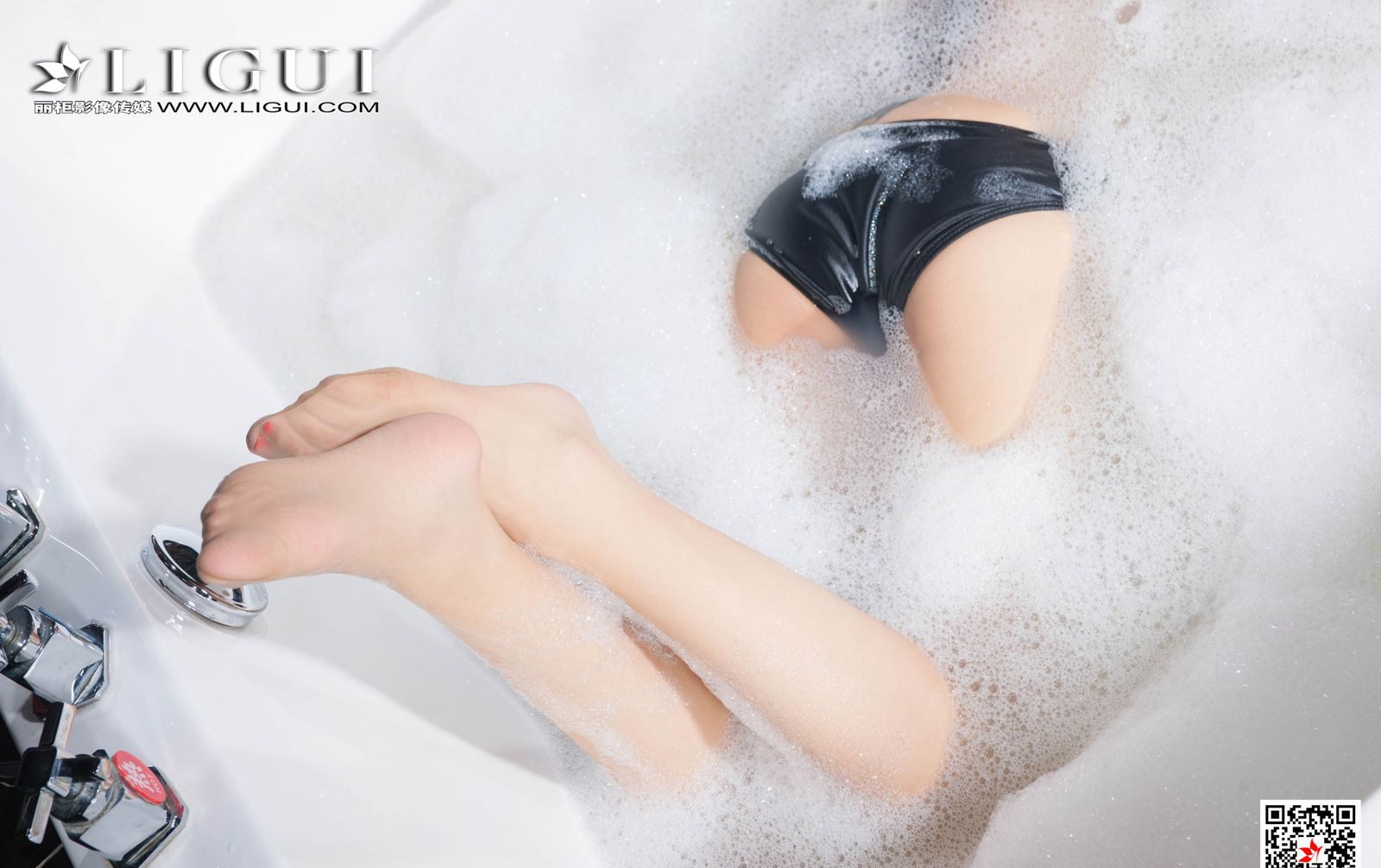 正在泡泡浴的性感少妇肉丝袜湿身风骚美腿写真