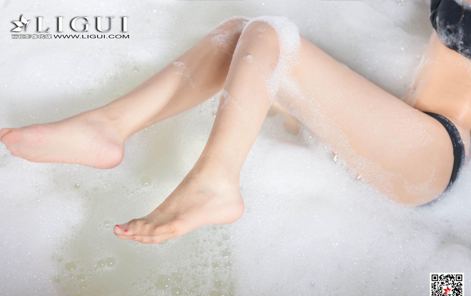 正在泡泡浴的性感少妇肉丝袜湿身风骚美腿写真