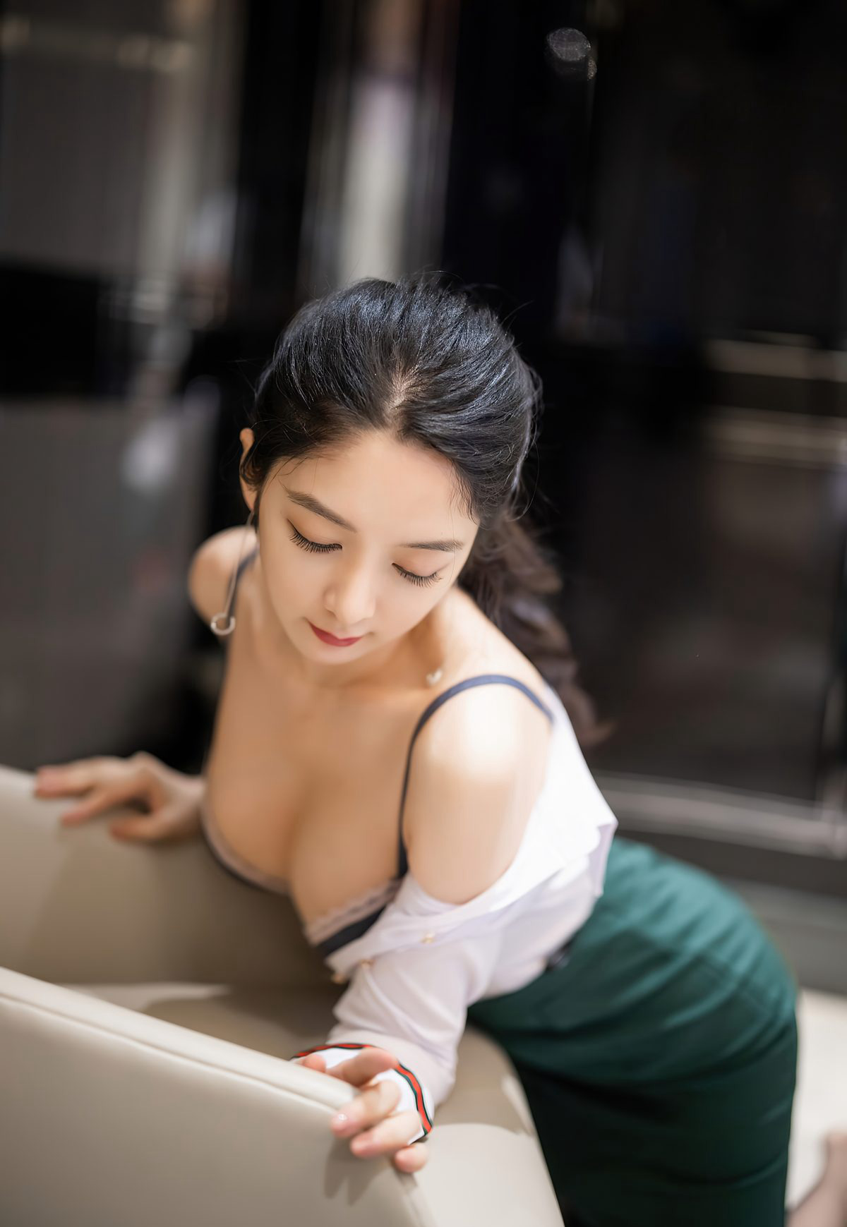 Angela小热巴性感黑丝性感大胸美少妇高清玉臀