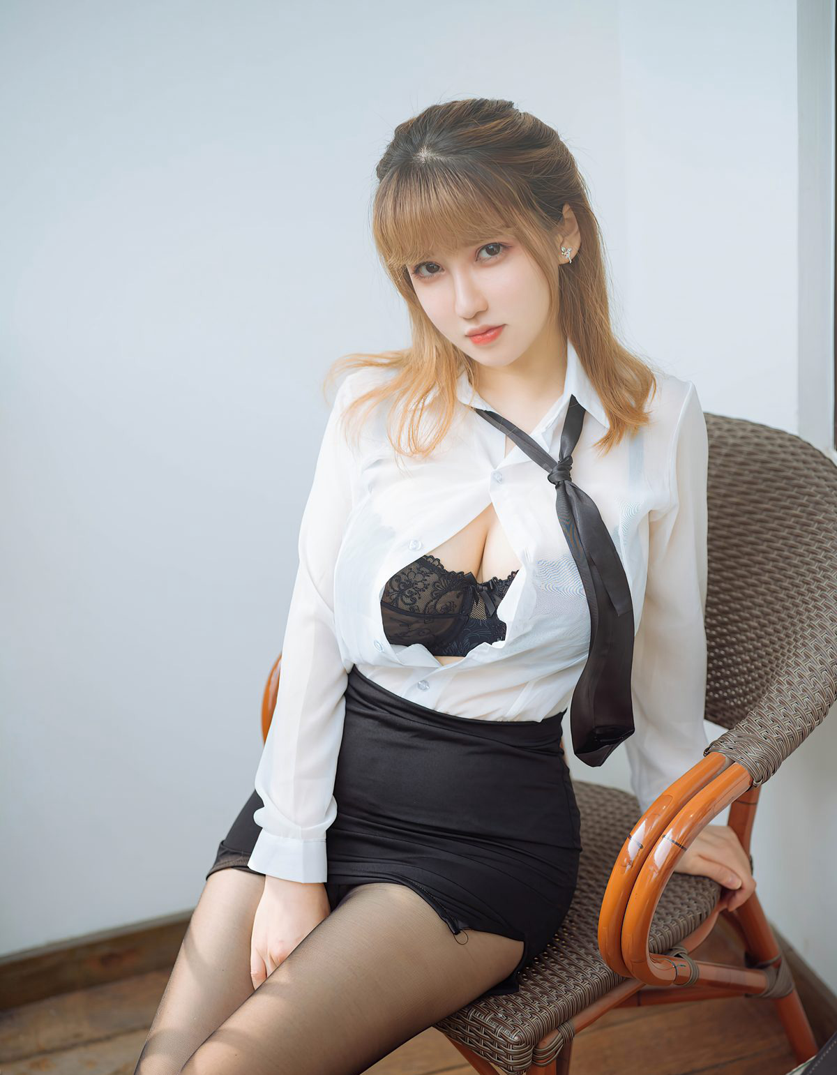 周大萌黑丝制服诱惑丰满大胸风骚美腿高跟2020