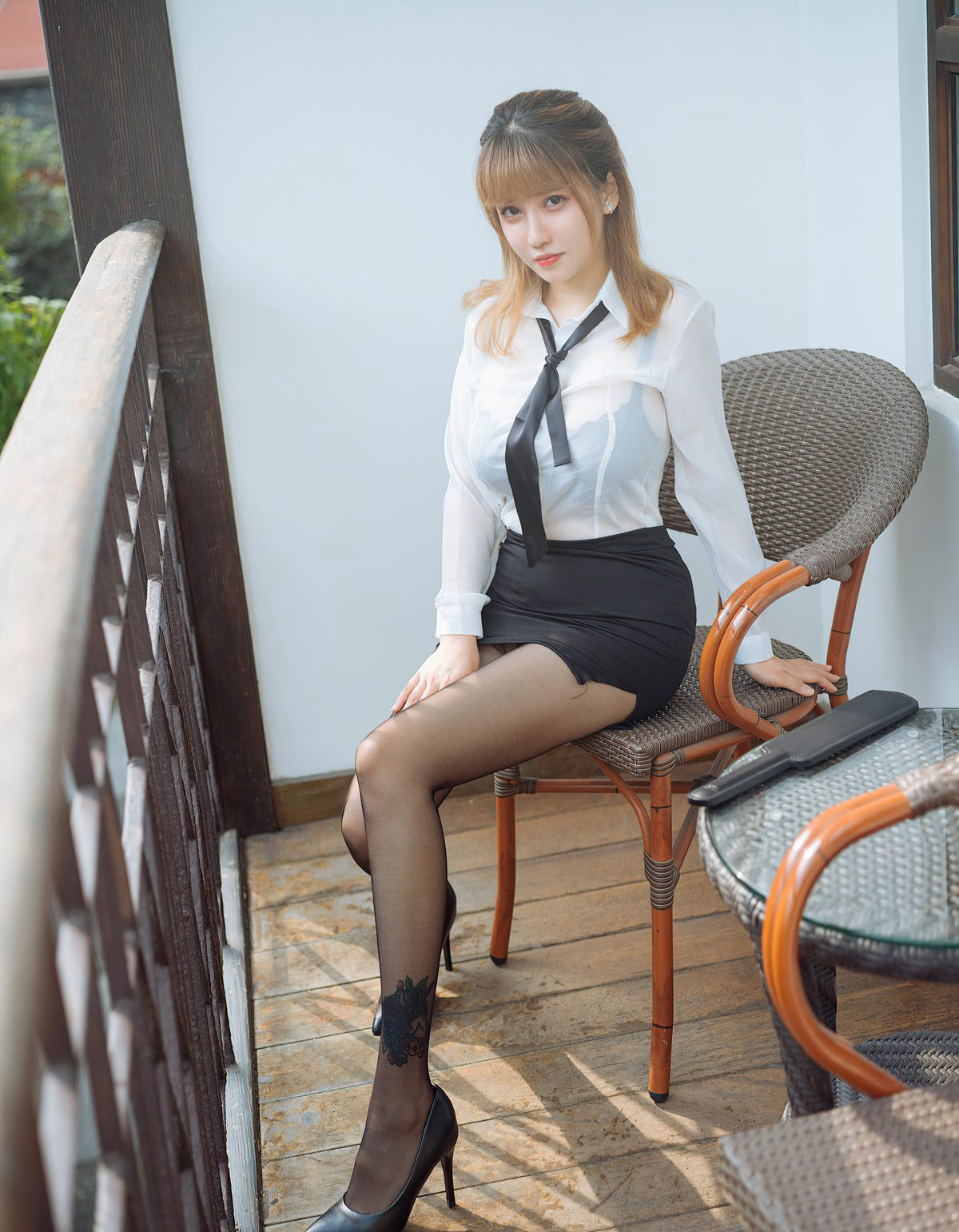 周大萌黑丝制服诱惑丰满大胸风骚美腿高跟2020