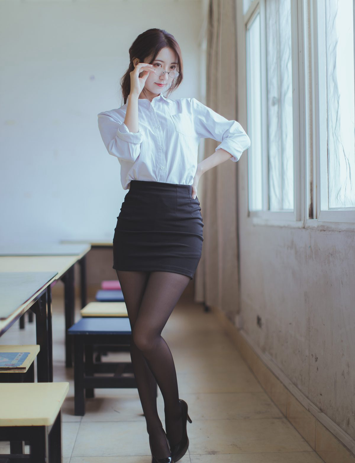 制服性感老师黑丝袜高跟黑川性感cosplay诱惑2021最新图集