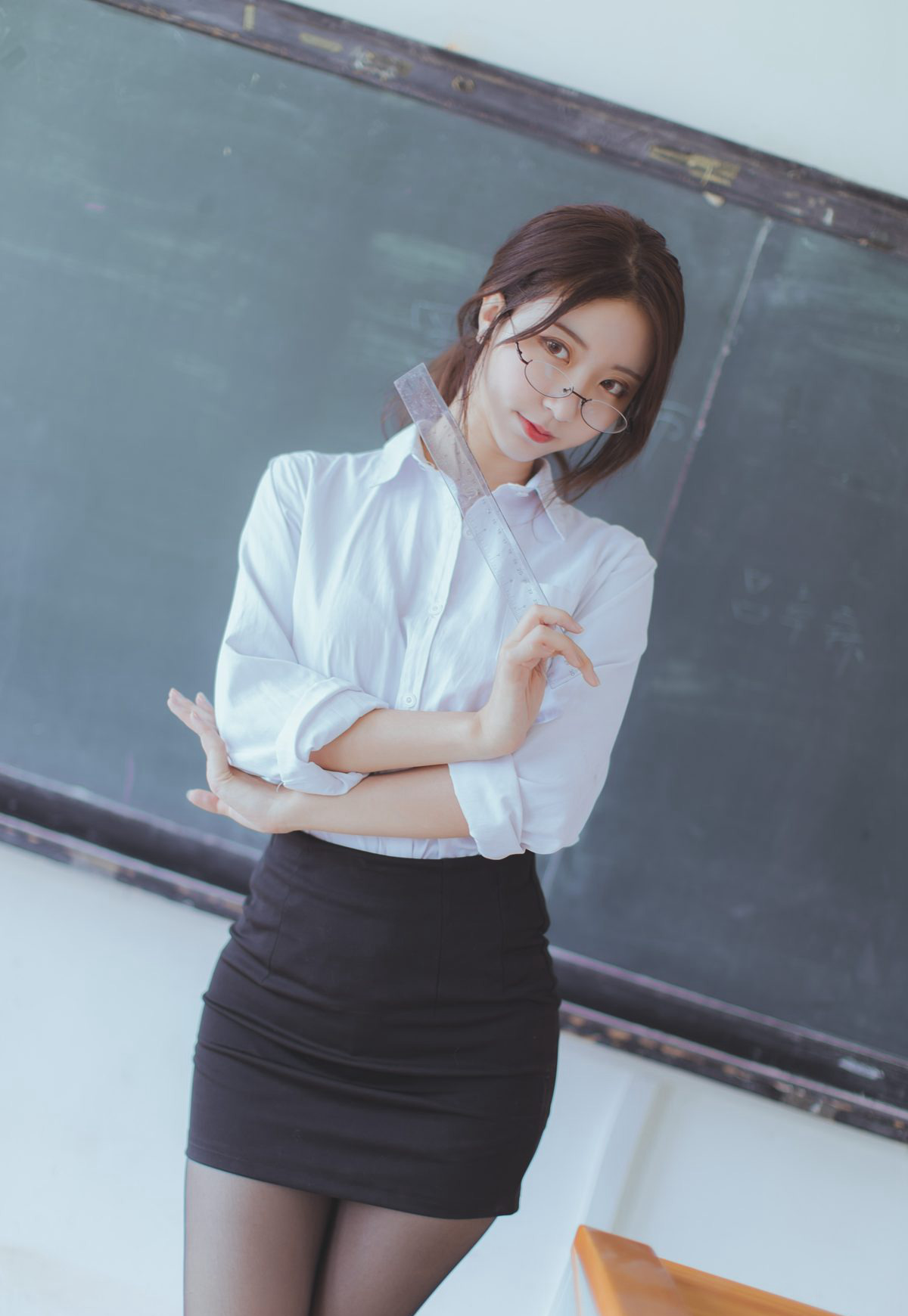 制服性感老师黑丝袜高跟黑川性感cosplay诱惑2021最新图集