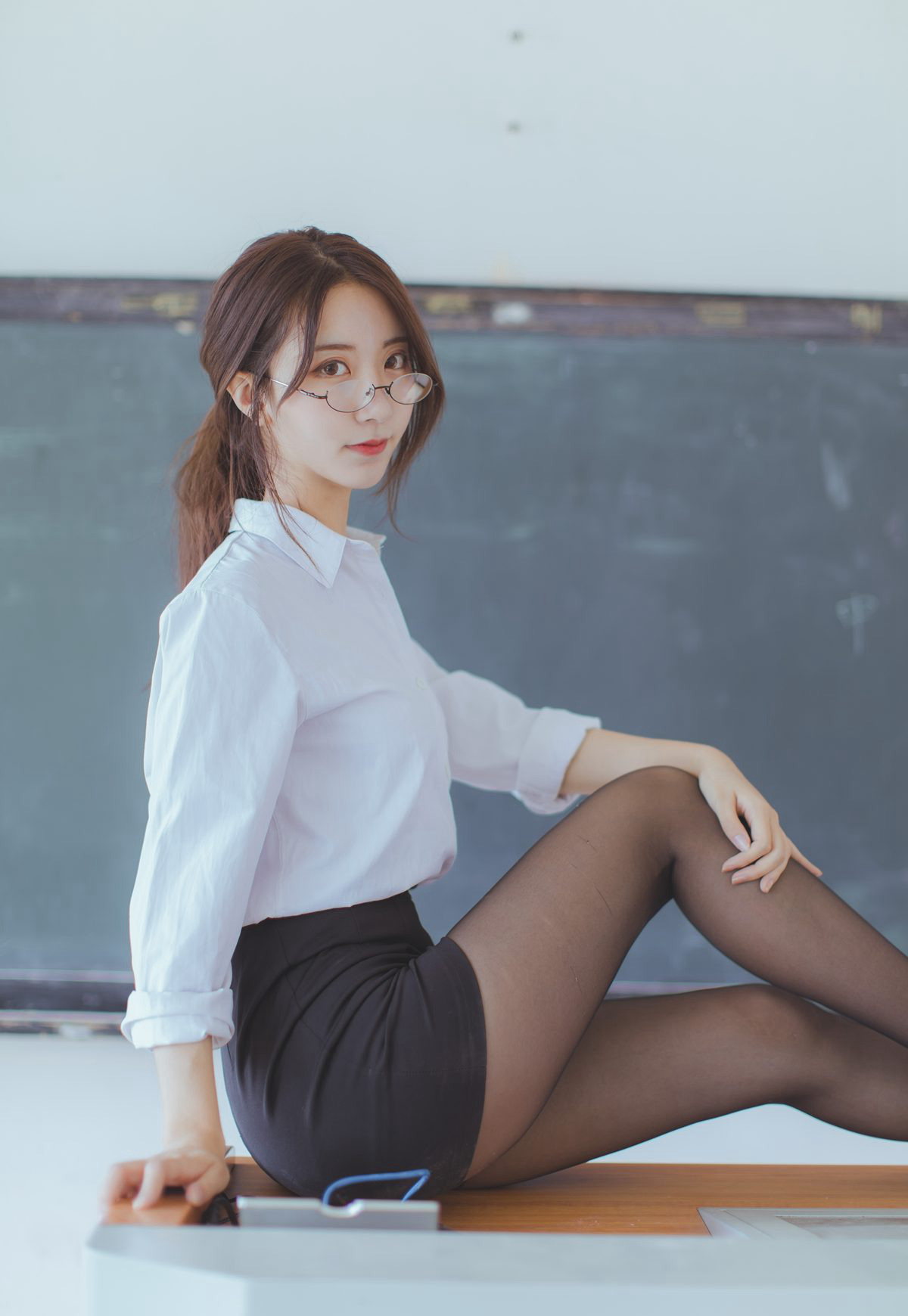 制服性感老师黑丝袜高跟黑川性感cosplay诱惑2021最新图集