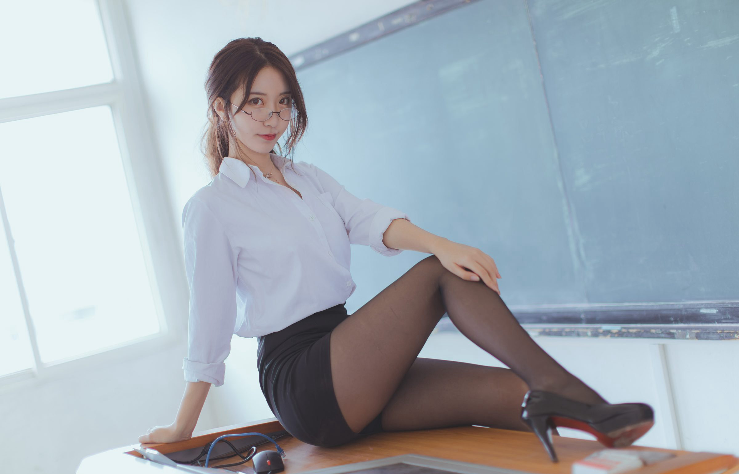 制服性感老师黑丝袜高跟黑川性感cosplay诱惑2021最新图集