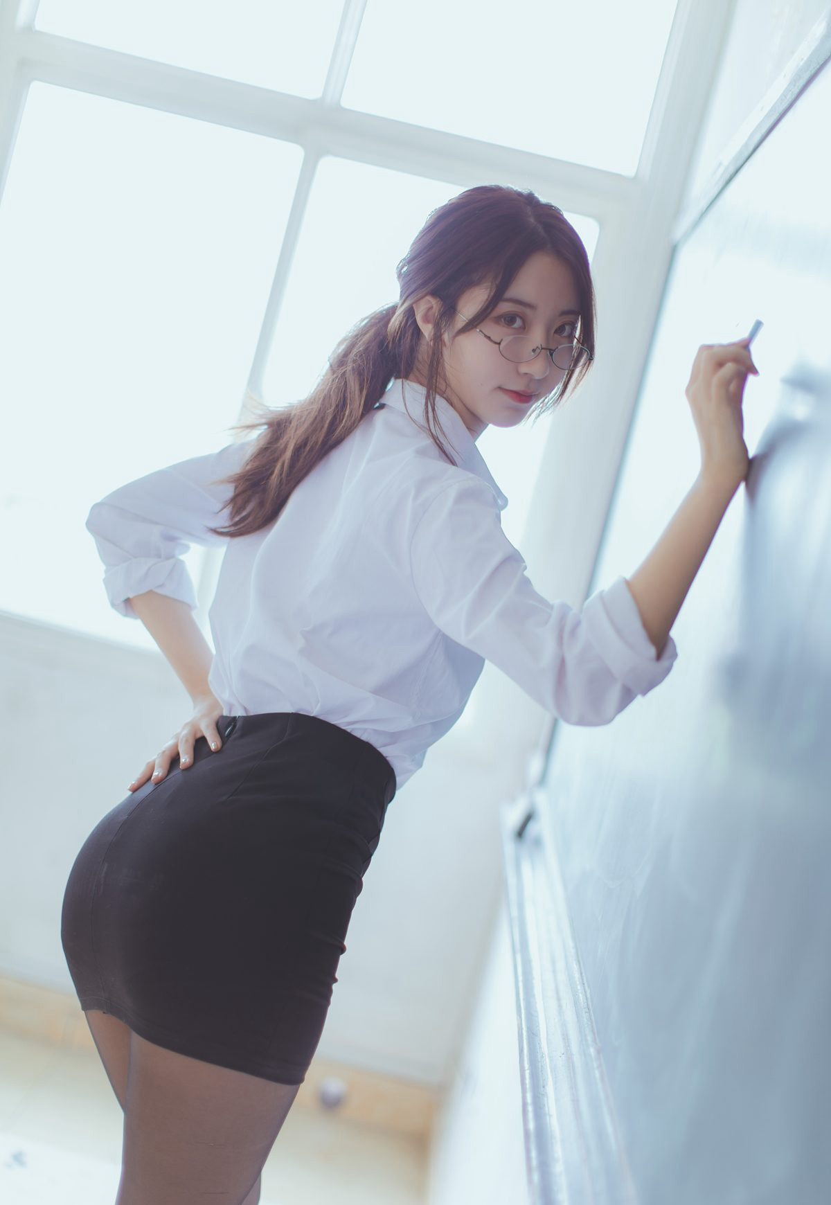 制服性感老师黑丝袜高跟黑川性感cosplay诱惑2021最新图集