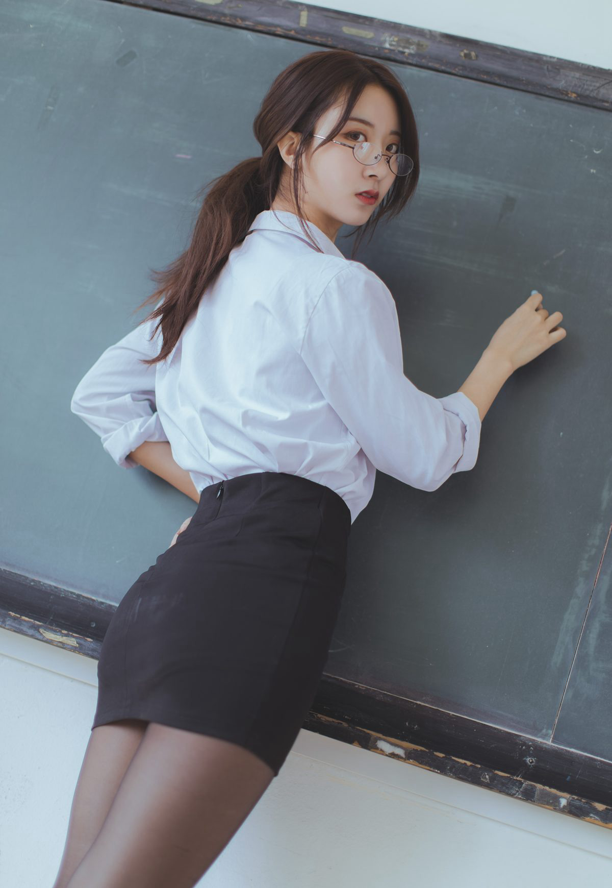 制服性感老师黑丝袜高跟黑川性感cosplay诱惑2021最新图集