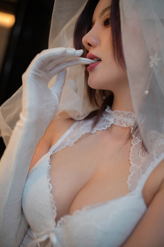 风骚新娘阿朱蕾丝吊带令人血脉喷张