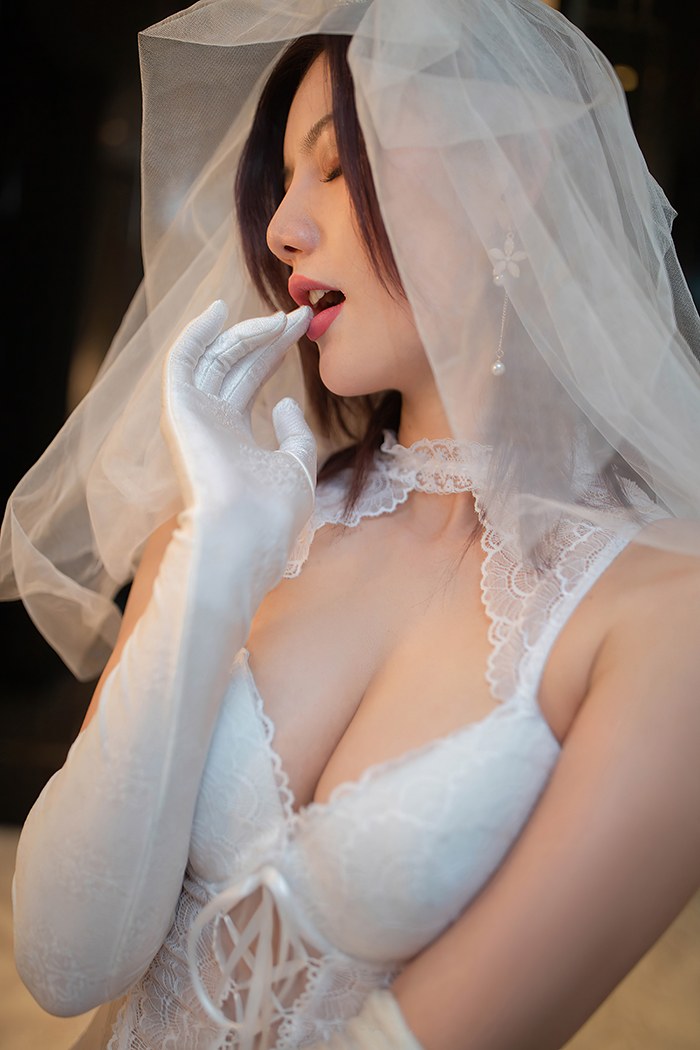 风骚新娘阿朱蕾丝吊带令人血脉喷张