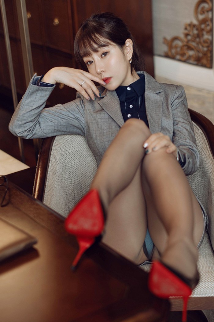 风骚秘书王雨纯真空裸露撅臀示爱