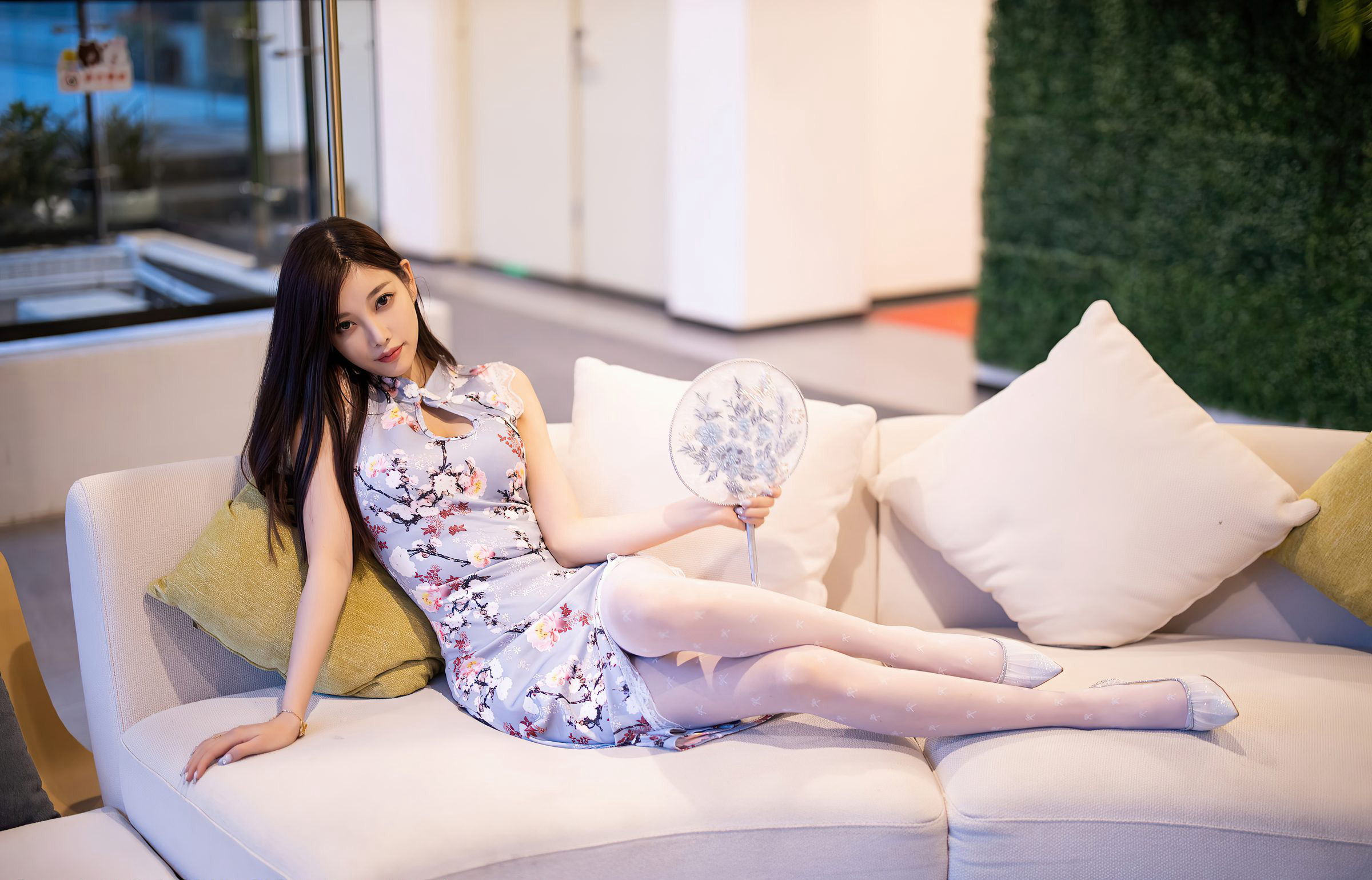 杨晨晨2021高清脱性感白丝旗袍玉足高跟美腿