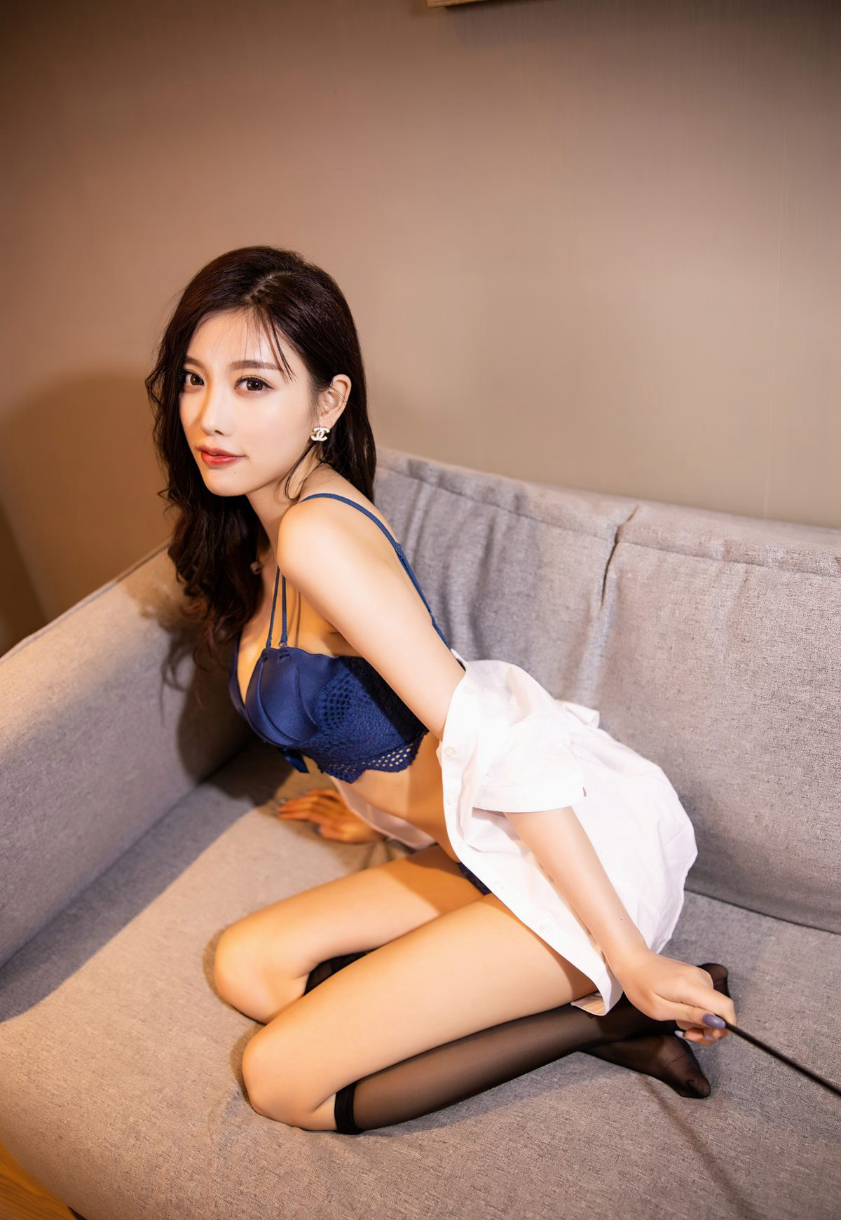 杨晨晨sugar沙发上脱黑丝玉足性感风骚进入美臀2021套图