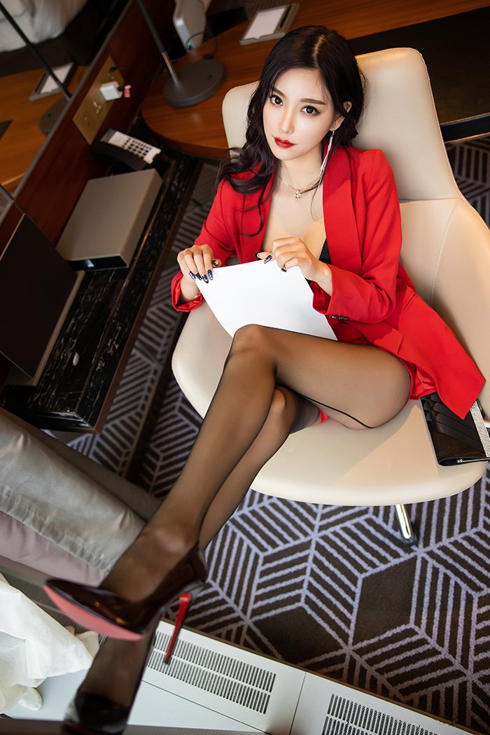 闷骚秘书杨晨晨长腿酥胸贴心服务