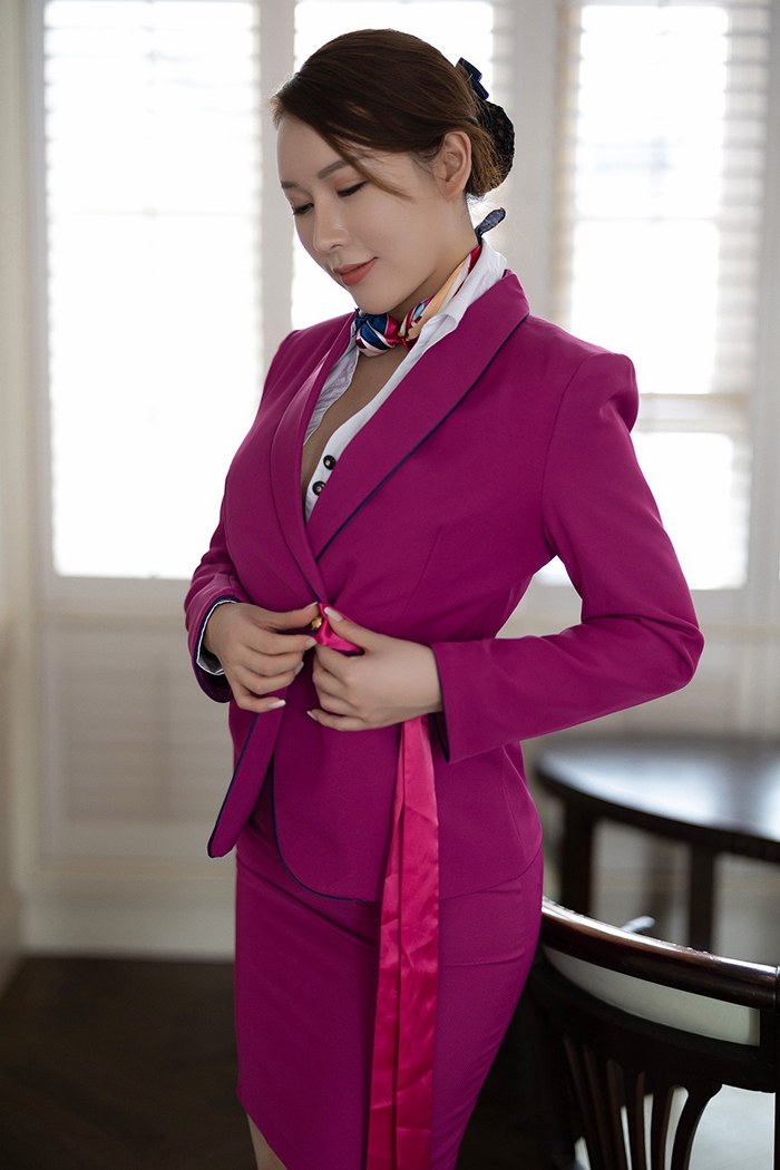 热辣空姐尤妮丝开档肉丝真空露出