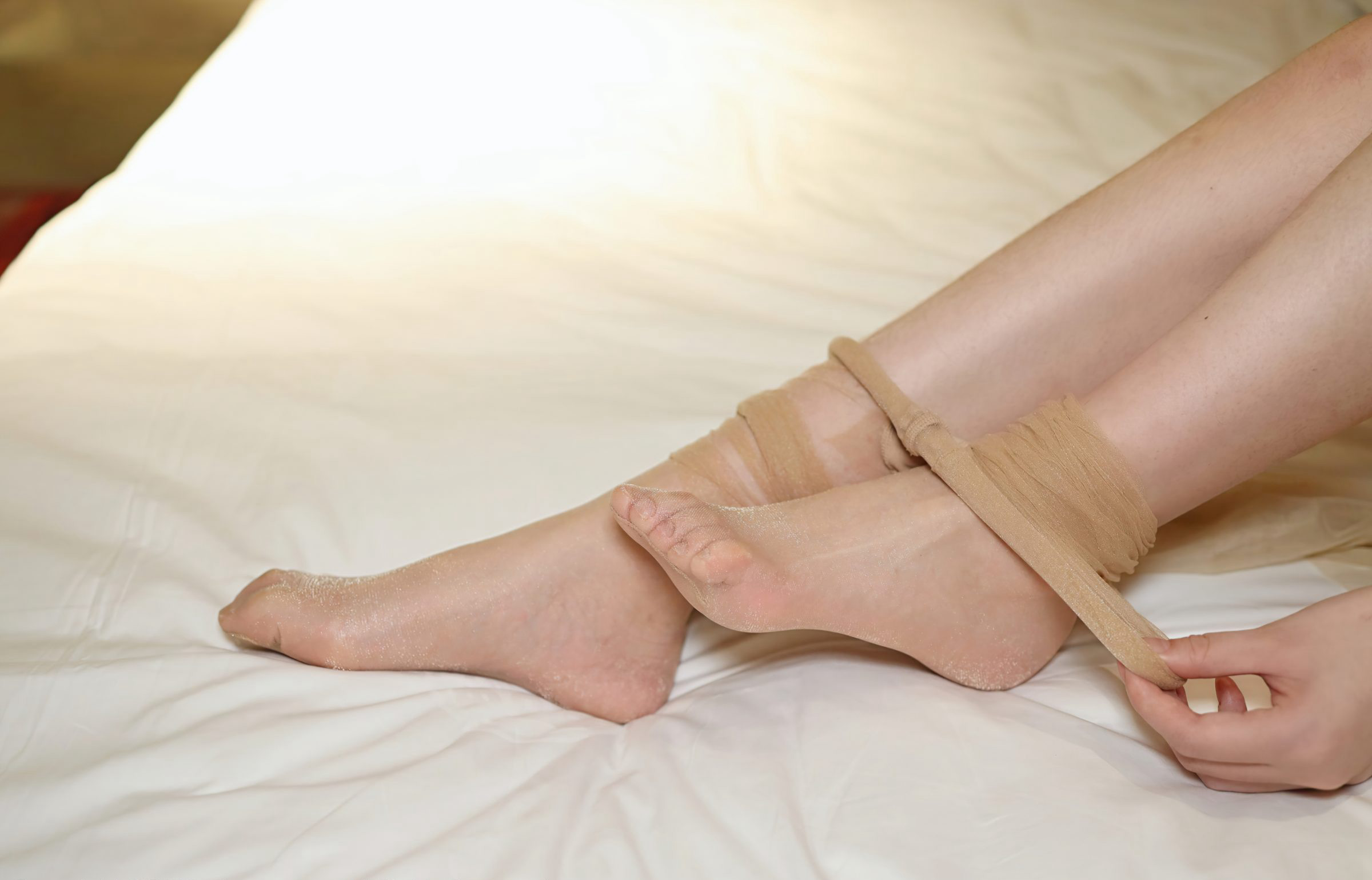 樱花Elsa性感肉丝无内诱惑翘臀床上风骚姿势美腿