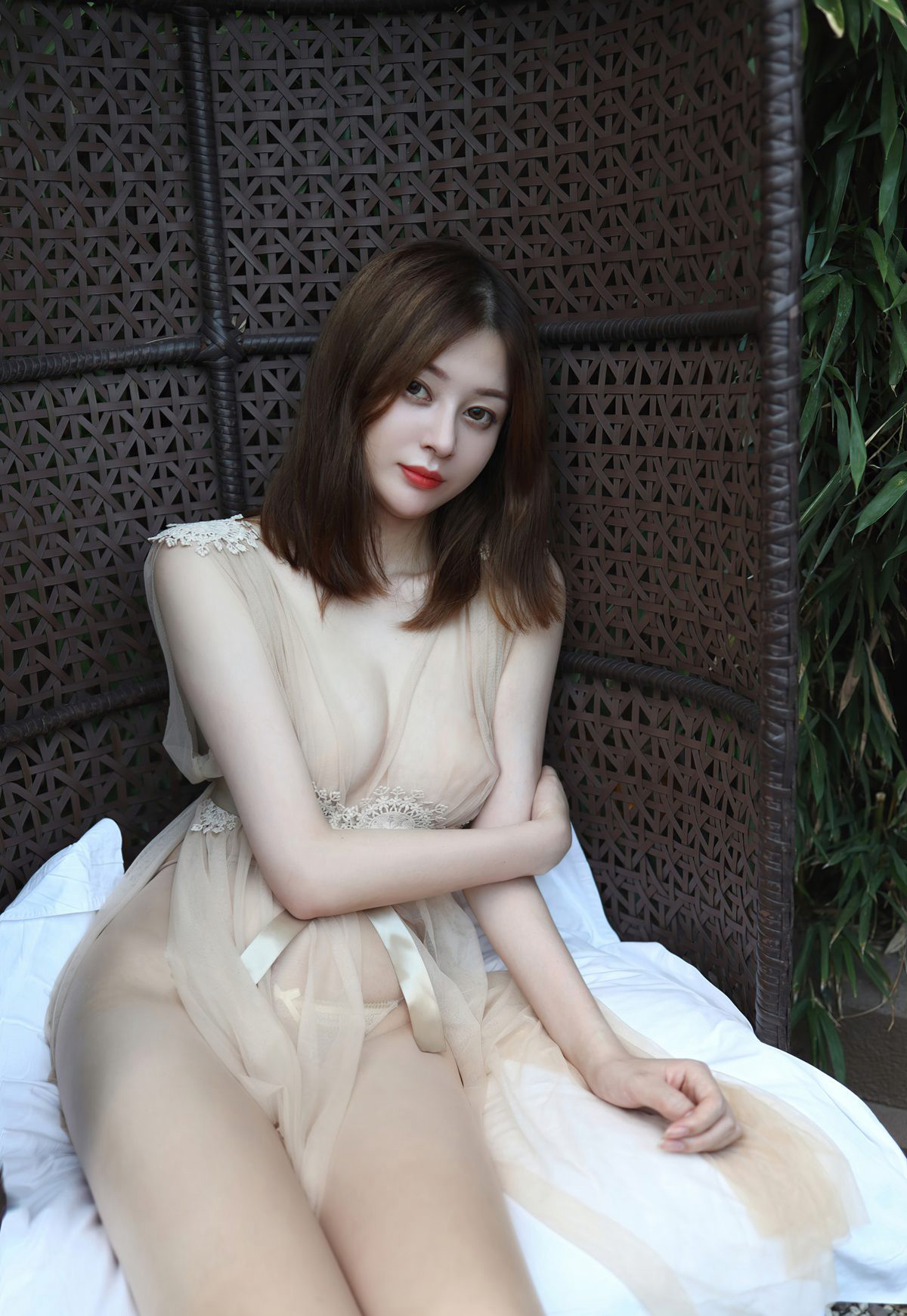 樱花Elsa性感肉丝无内诱惑翘臀床上风骚姿势美腿