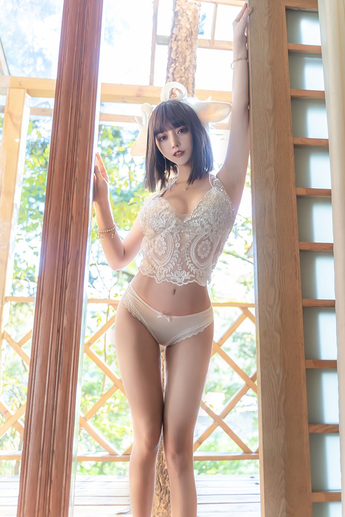 性感小羊米线线闪亮内衣大秀美乳