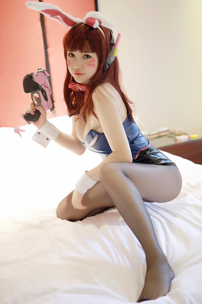 姐妹合拍之巨乳师生相互亲吻调教