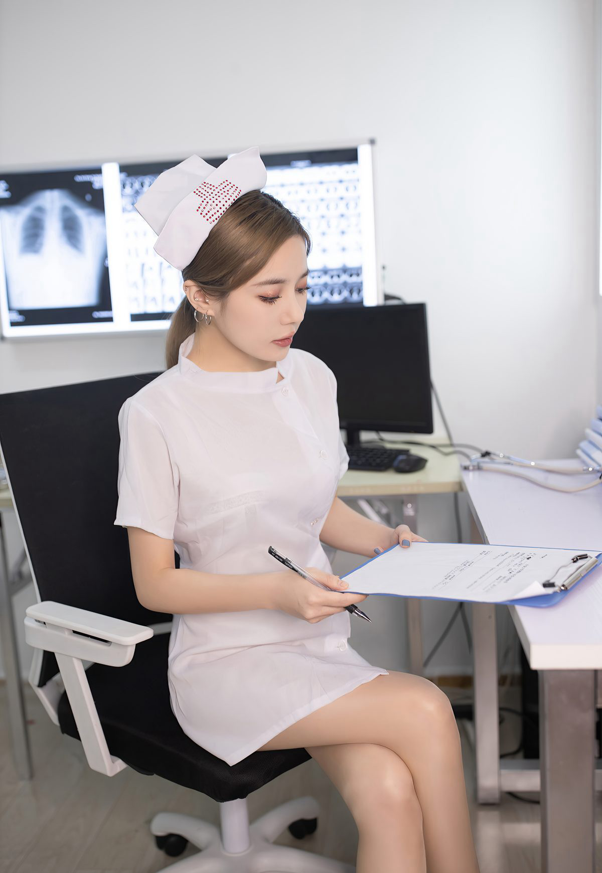 鱼子酱2021性感护士装风骚美腿肉丝袜高跟白嫩姿势