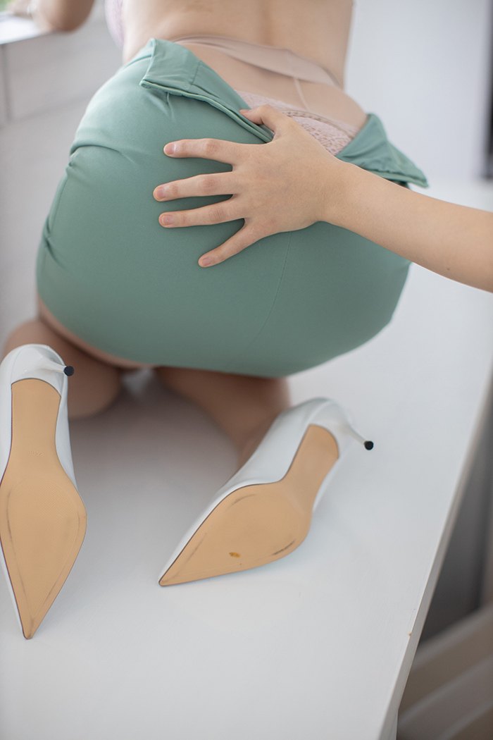 美女接待王雨纯肉丝制服为您服务