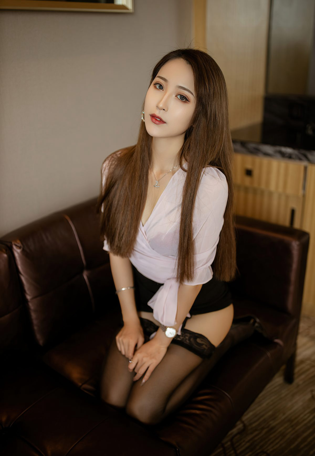 周慕汐baby沙发上后进姿势诱惑翘臀黑丝袜吊带高跟