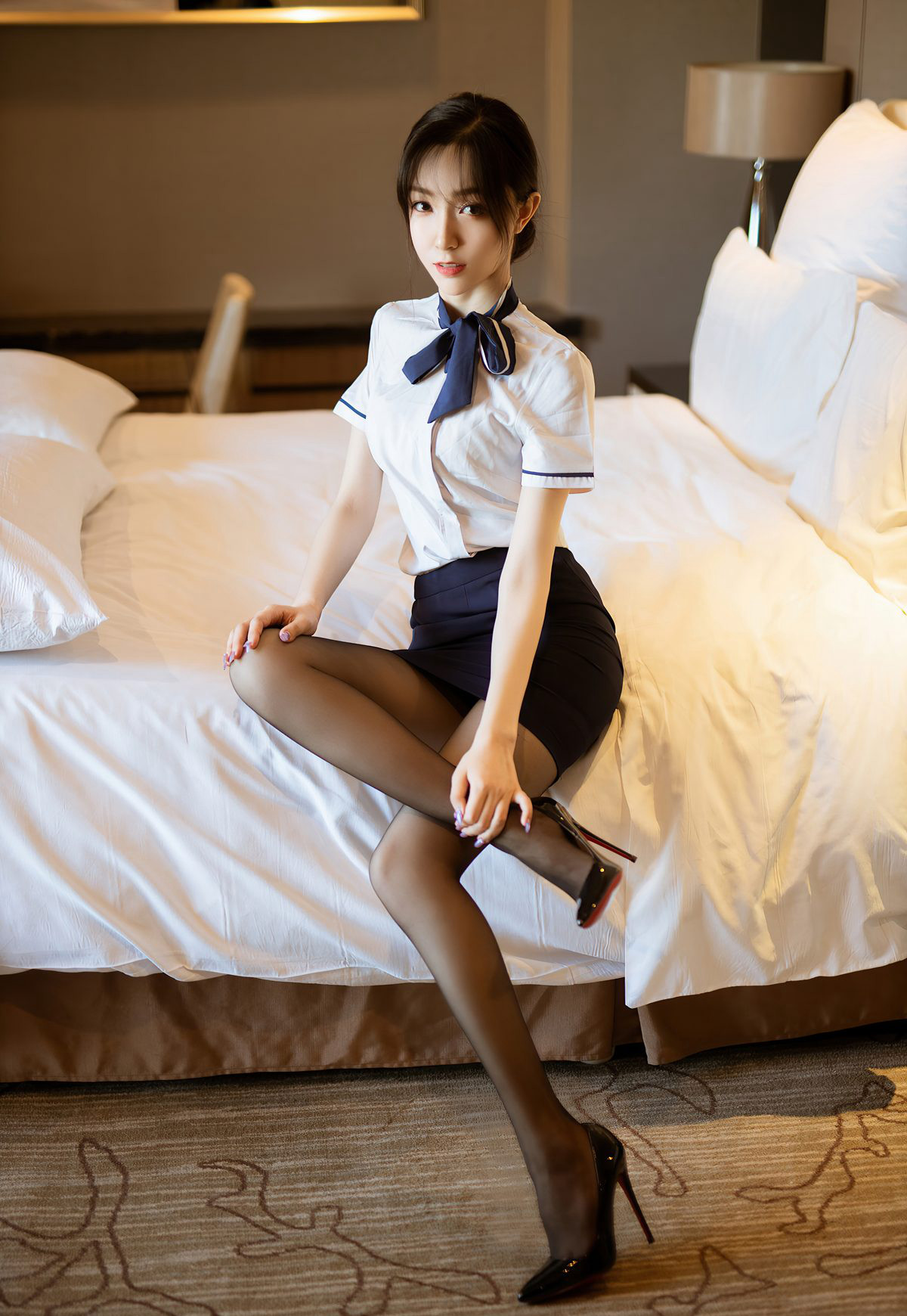 九千柒柒2021最新空姐制服短裙黑丝袜高跟床上风骚姿势
