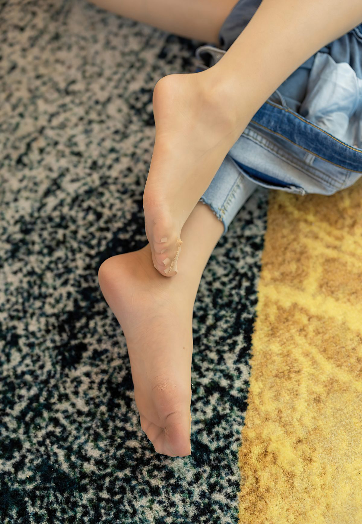 爱蜜2021九月生性感比基牛仔裤丰满嫩白丁字裤肉丝袜写真